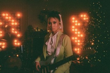 Rindu teman dan keluarga, NIKI rilis lagu "Hallway Weather"