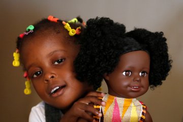 Perusahaan Pantai Gading buat boneka berkulit hitam untuk anak Afrika