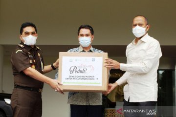 Grup Triputra-Saratoga serahkan 200.000 masker ke Kejaksaan Agung