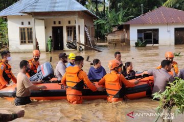 Basarnas gunakan perahu karet evakuasi warga korban banjir Monano