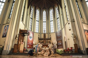 Suasana persiapan jelang ibadah perayaan Natal di Katedral Jakarta