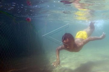 Kegiatan Anak Pesisir Cari Ikan