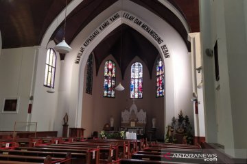 Gereja Katedral Bandung tidak hias gereja dengan pohon Natal tahun ini