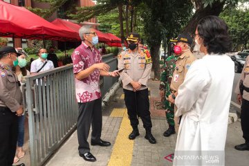 Wakil Wali Kota Jakarta Selatan patroli pantau Misa Malam Natal