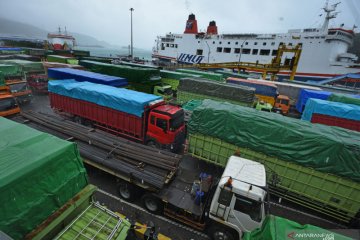 Arus penyeberangan di Pelabuhan Merak terganggu cuaca buruk