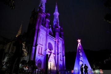 Tata lampu Katedral Jakarta saat ibadah Malam Misa Natal