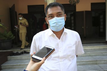 Warga Surabaya berkeliaran saat malam tahun baru di-swab