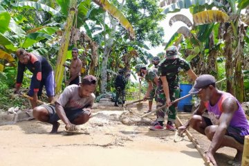 Prajurit Satgas Pamtas 125/Si'mbisa bangun jalan di Kampung Toray