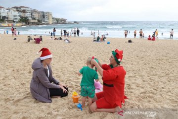 Warga Sydney nikmati liburan Natal di pantai Bondi