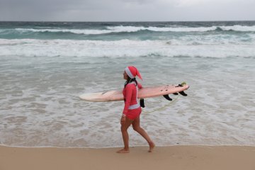 Hujan dan COVID-19 membuyarkan pencari "vitamin sea" di Sydney