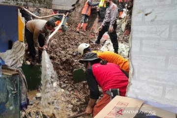 Tim SAR cari seorang warga yang tertimbun longsoran tanah di Lembang