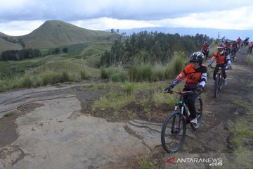 Wisata kawah Wurung di kaldera Gunung Ijen