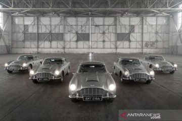 Aston Martin DB5 Goldfinger Continuation bergaya ala "James Bond"