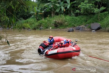 Tingkatkan kapasitas, relawan PMI Sukabumi gelar latihan water rescue