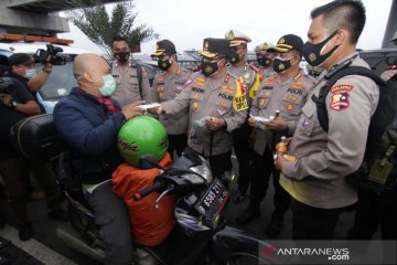 Kakorlantas Polri pantau penerapan protokol kesehatan di Pelabuhan Ketapang