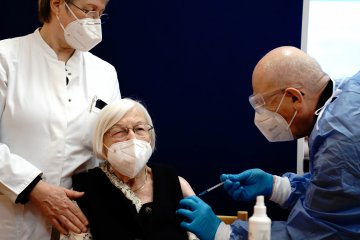 Warga usia 101 tahun jadi yang pertama divaksin COVID di Jerman
