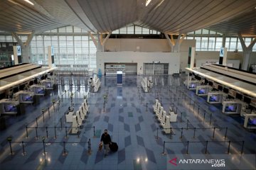 Bandara Haneda di Tokyo yang biasa ramai kini lengang