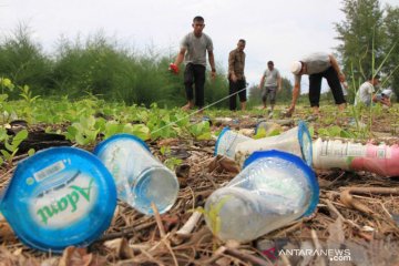 Aksi simpatik bersih pantai di Aceh Selatan