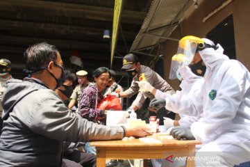 Operasi Kemanusiaan di Cengkareng bagikan sembako dan tes cepat gratis