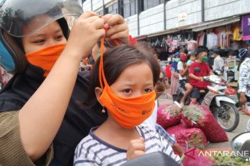 Satgas BUMN Provinsi Lampung bagikan 1.000 masker di Pasar Panjang