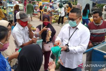 Satgas BUMN Provinsi Lampung bagikan 1.000 masker di Pasar Panjang