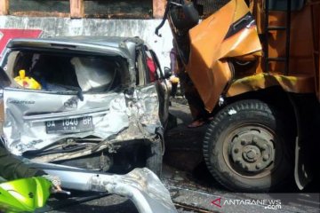 Kecelakaan beruntun libatkan sepuluh kendaraan terjadi di Lembah Anai