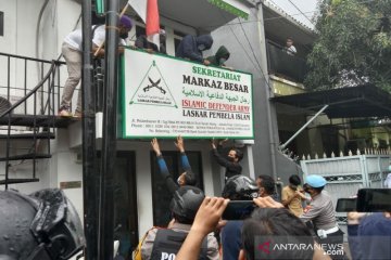 Polrestro Jakarta Pusat bawa tujuh pemuda saat sambangi Markas FPI