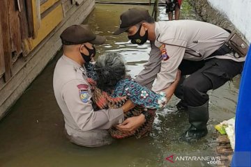 Polisi evakuasi korban banjir di Desa Pematang Baru, Kalsel
