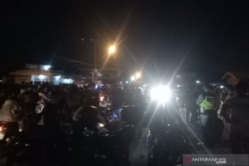 Polisi bubarkan kerumunan warga saat peresmian Jembatan Musi VI
