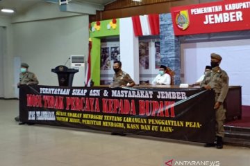 Ratusan ASN Pemkab Jember nyatakan mosi tak percaya Bupati Faida