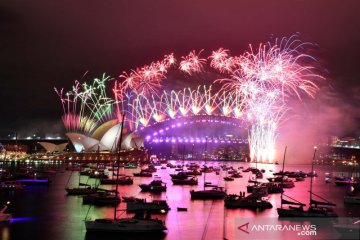 Kembang api warnai malam pergantian tahun di Sydney