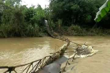 Diterjang luapan sungai, jembatan gantung di Lebak putus