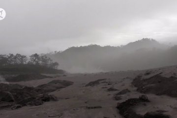 Gunung Semeru muntahkan lahar panas