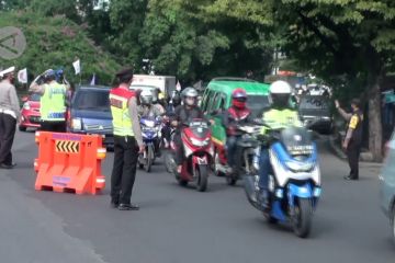 Polisi mulai sekat kendaraan di akses masuk Kota Bandung