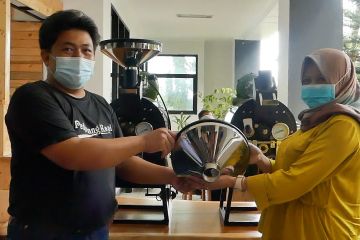 Bantuan alat untuk tingkatkan produksi kopi kemasan di Temanggung