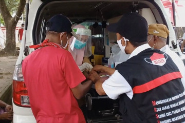 Terjaring operasi yustisi, ratusan warga Ambon ikuti tes cepat di tempat 