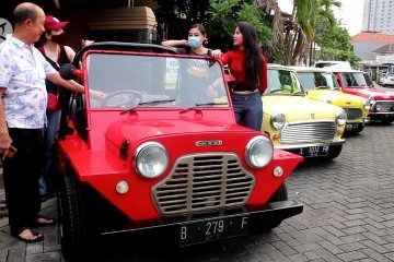 Bergaya dengan mobil klasik asal Inggris