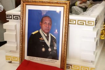 Pemakaman Wakasad Letjen Herman Asaribab secara militer