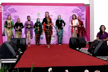 Pemkot Cirebon warnai  Hari Ibu dengan Festival Kebaya