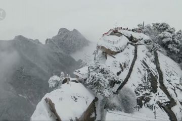 Pemandangan spektakuler matahari terbit di Gunung Hua, China utara