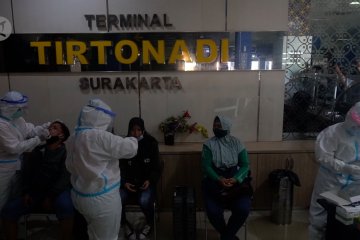 Pemudik jalani tes cepat antigen di Terminal Tirtonadi Solo