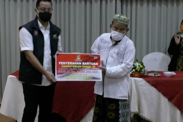 Mensos serahkan Rp2,6 miliar bagi warga terdampak pandemi di Kabupaten Malang