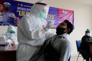 Para penumpang di Terminal Pulogebang jalani rapid test antigen gratis