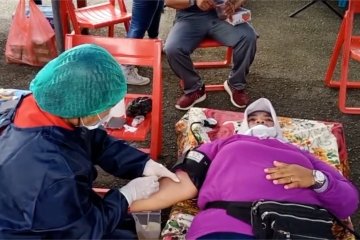 Peringati hari ibu, Alisa Khadijah gelar aksi donor darah dan tanam pohon