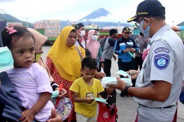 PT Jasa Raharja bagikan seribu masker gratis di Pelabuhan Ternate