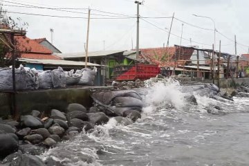 Gelombang tinggi, tanggul pantai di Pekalongan jebol