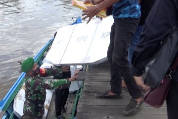 Petugas distribusikan logistik Pilkada ke pulau terpencil di Banjarmasin