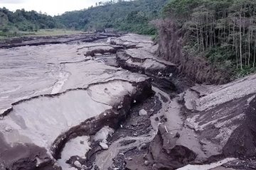 Satgas Darurat Bencana pantau material vulkanik Gunung Semeru dari udara