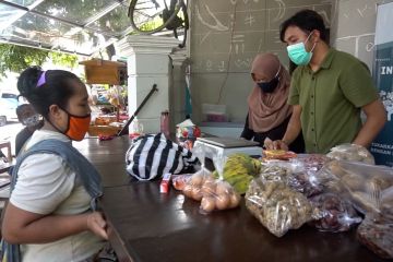 Sepi transaksi, komunitas di Solo lakukan barter dengan pedagang