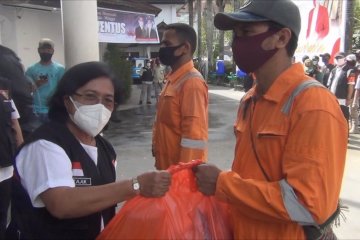 BI Maluku bagikan bantuan sosial kepada 190 pekerja kebersihan